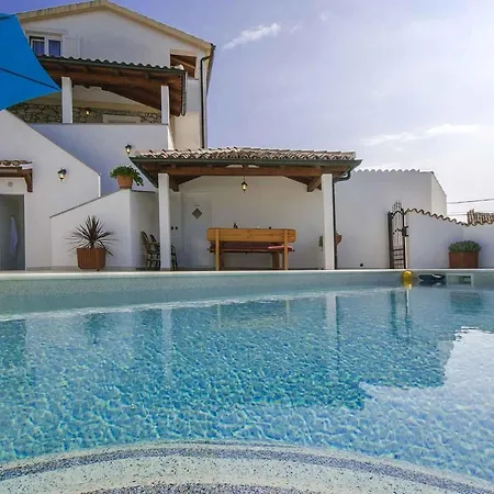 In 35381 בית נופש